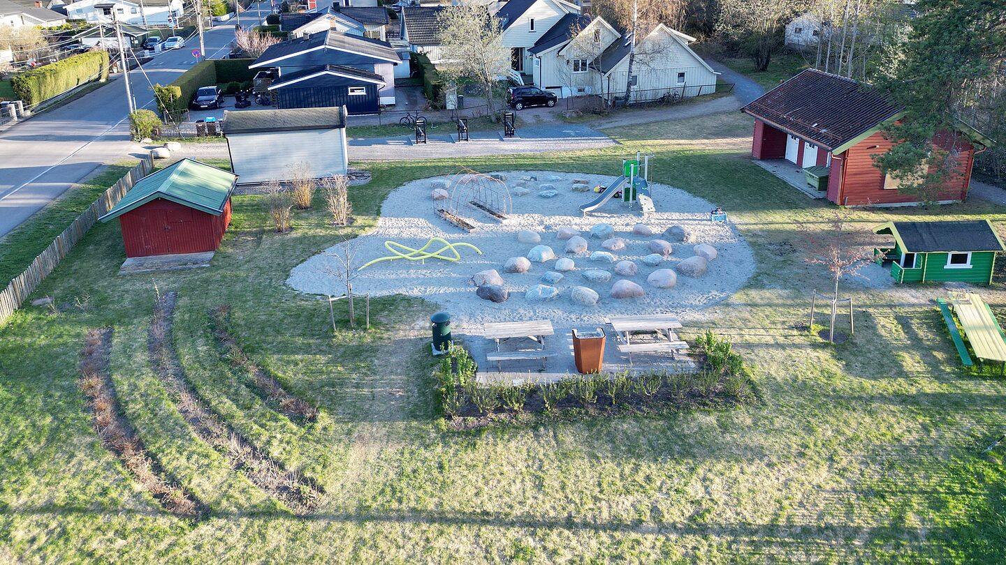 Droneoversikt over lekeplassen og grøntområdet i Bikuben Barnepark