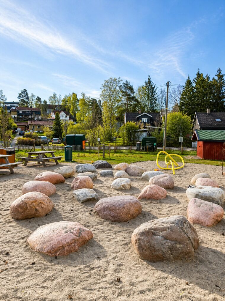 Store steiner i sanden i Bikuben Barnepark